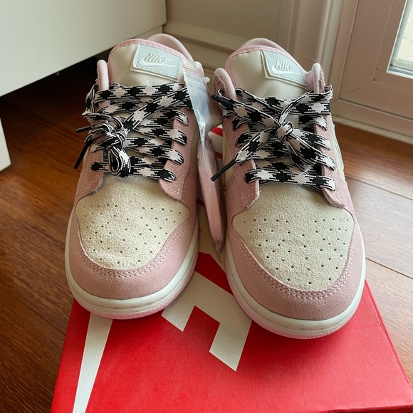 New in Box Women’s Nike Dunk Low LX in Pink Foam size 9 - Picture 6 of 9